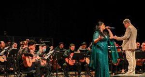 Público se emociona com sucessos de Roberto Carlos em concerto da Orquestra de Violões e Sarah Almeida'Emoções’, concerto inédito ao som de violões, atraiu a plateia que lotou os três pavimentos do centenário Teatro Amazonas. Público se emociona com sucessos de Roberto Carlos em concerto da Orquestra de Violões e Sarah Almeida