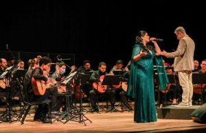 Público se emociona com sucessos de Roberto Carlos em concerto da Orquestra de Violões e Sarah Almeida'Emoções’, concerto inédito ao som de violões, atraiu a plateia que lotou os três pavimentos do centenário Teatro Amazonas. Público se emociona com sucessos de Roberto Carlos em concerto da Orquestra de Violões e Sarah Almeida