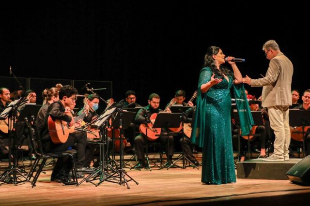 Público se emociona com sucessos de Roberto Carlos em concerto da Orquestra de Violões e Sarah Almeida