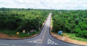 Ramais pavimentados pelo Governo do Amazonas se destacam pelo alto padrão de qualidadeServiços diferenciados reduzem de manutenções para o estado e são revestidos em benefícios para os custos população. Ramais pavimentados pelo Governo do Amazonas se destacam pelo alto padrão de qualidade