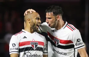 São Paulo vence o Corinthians e está na final da Copa do BrasilO Tricolor faz 1° tempo perfeito e atropela o Timão. São Paulo vence o Corinthians e está na final da Copa do Brasil