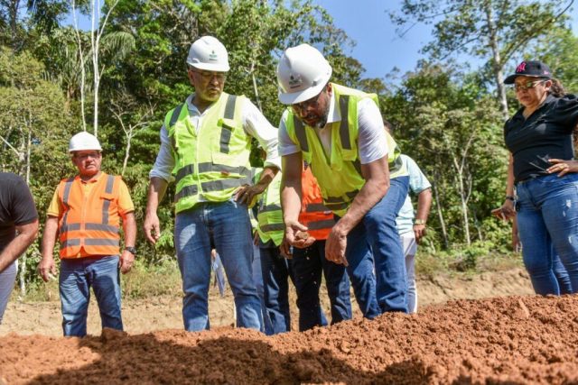 Wilson Lima vistoria obra de reforma e ampliação da AM-352 e destaca importância da rodovia para economia da região