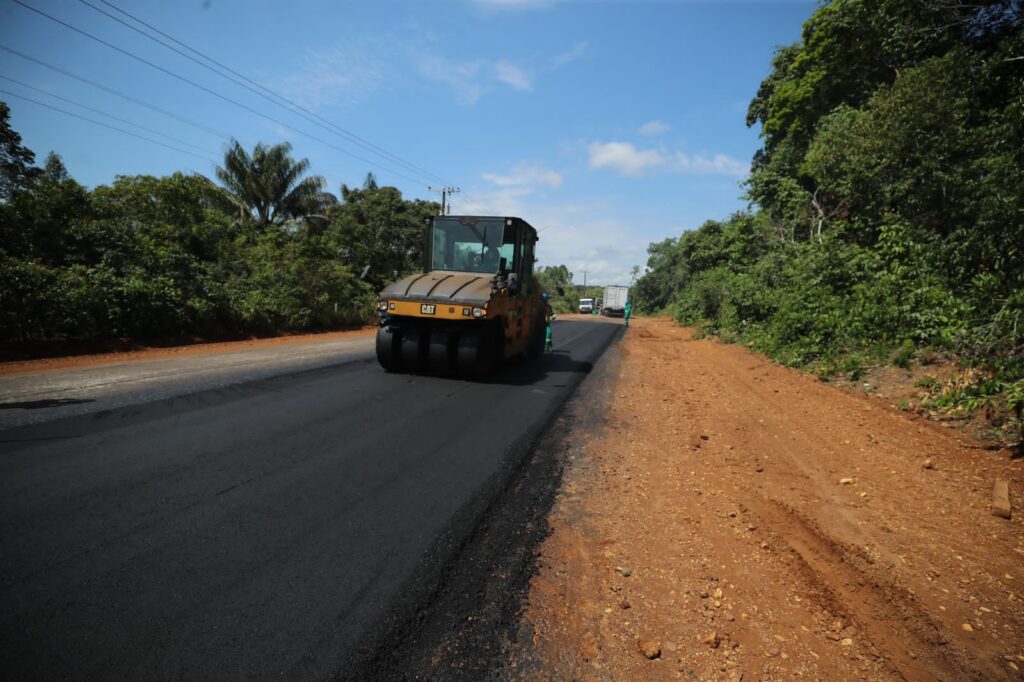 Wilson Lima vistoria obra de reforma e ampliação da AM-352 e destaca importância da rodovia para economia da região