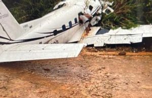 Aeronave com turistas cai no município de BarcelosSegundo informações, havia dois tripulantes e 12 passageiros no avião. Aeronave com turistas cai no município de Barcelos