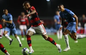 Athletico-PR vence o Flamengo por 3 a 0 O jogo foi repleto de vaias e expulsão de Gabigol Athletico-PR vence o Flamengo por 3 a 0