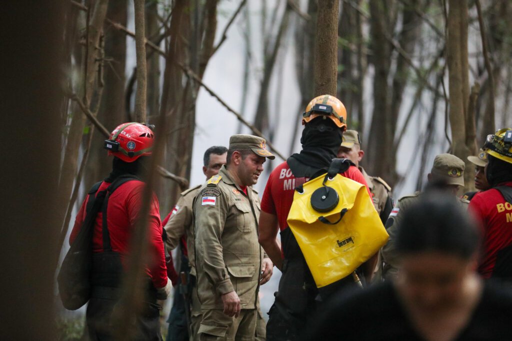 Corpo de Bombeiros monta força-tarefa para combater incêndio em área de mata