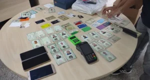 Em Manaus, estelionatários são presos em posse de diversos documentos falsosA ação policial começou após uma denúncia anônima informando que uma pessoa estaria se passando por um professor para aplicar golpes. Em Manaus, estelionatários são presos em posse de diversos documentos falsos