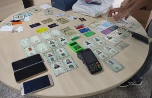 Em Manaus, estelionatários são presos em posse de diversos documentos falsosA ação policial começou após uma denúncia anônima informando que uma pessoa estaria se passando por um professor para aplicar golpes. Em Manaus, estelionatários são presos em posse de diversos documentos falsos