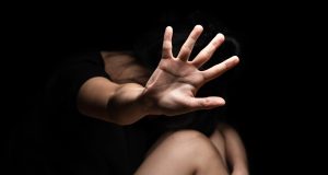 Em Minas Gerais, jovem sequestrada é queimada com faca em brasaQuando PMs chegaram ao local, a mulher já havia sofrido ataques brutais. Ela foi ameaçada de ter corpo esquartejado e ser jogada em uma vala. Em Minas Gerais, jovem sequestrada é queimada com faca em brasa