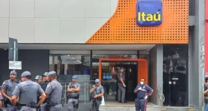 Em São Paulo, gerente de banco morre após ser feita de refém dentro de agênciaO suspeito teria entrado no local desarmado e tomado a arma de uma vigia. Em São Paulo, gerente de banco morre após ser feita de refém dentro de agência
