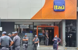 Em São Paulo, gerente de banco morre após ser feita de refém dentro de agênciaO suspeito teria entrado no local desarmado e tomado a arma de uma vigia. Em São Paulo, gerente de banco morre após ser feita de refém dentro de agência