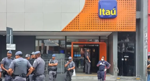 Em São Paulo, gerente de banco morre após ser feita de refém dentro de agência Em São Paulo, gerente de banco morre após ser feita de refém dentro de agência