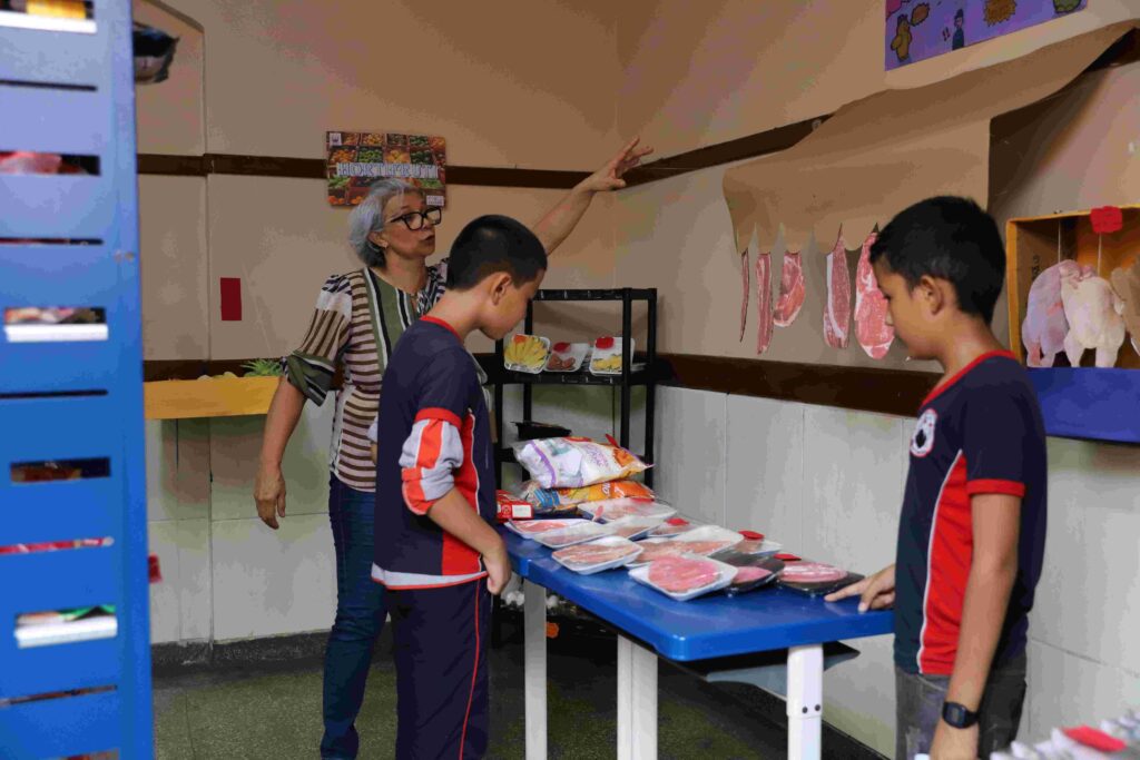 Escola inova e cria “Mercadinho Pedagógico” para alunos aprenderem Matemática na prática