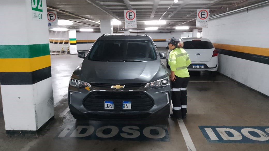 Fiscalização garante direitos de idosos e PcDs em estacionamentos de supermercados na zona Leste de Manaus