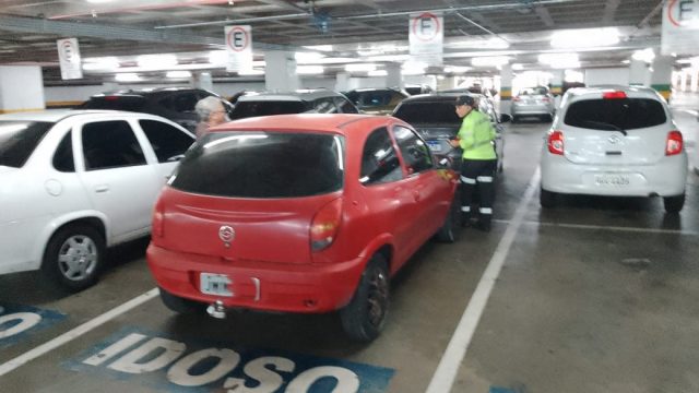 Fiscalização garante direitos de idosos e PcDs em estacionamentos de supermercados na zona Leste de Manaus