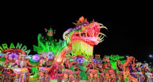 Flor Matizada exalta o folclore amazônico, abrindo passagem para o 25º Festival de Cirandas de ManacapuruCom o tema Muricariuas, a nação lilás e branca marcou o Cirandódromo apostando na criatividade e ilustrações superlativas. Flor Matizada exalta o folclore amazônico, abrindo passagem para o 25º Festival de Cirandas de Manacapuru
