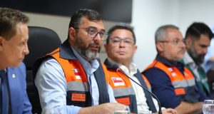Governador Wilson Lima decreta emergência ambiental e anuncia Operação Estiagem 2023 Operação prevê ação integrada dos órgãos estaduais e inclui ajuda humanitária, renegociação de dívidas e apoio a famílias afetadas. Governador Wilson Lima decreta emergência ambiental e anuncia Operação Estiagem 2023