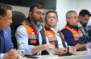 Governador Wilson Lima decreta emergência ambiental e anuncia Operação Estiagem 2023 Operação prevê ação integrada dos órgãos estaduais e inclui ajuda humanitária, renegociação de dívidas e apoio a famílias afetadas. Governador Wilson Lima decreta emergência ambiental e anuncia Operação Estiagem 2023