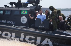 Governador do Amazonas reforça segurança pública com entrega de lanchas blindadas e vistoria Base Arpão 2Embarcações vão reforçar o trabalho de fiscalização nos rios, com foco no combate ao tráfico de drogas. Governador do Amazonas reforça segunça pública com entrega de lanchas blindadas e vistoria Base Arpão 2