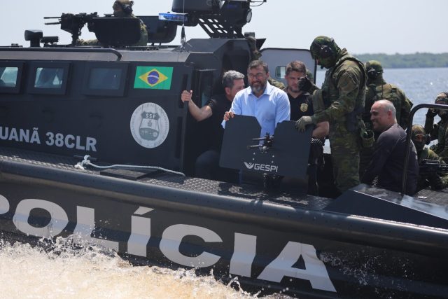 Governador do Amazonas reforça segunça pública com entrega de lanchas blindadas e vistoria Base Arpão 2