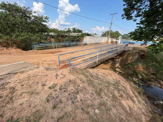 Governo do Amazonas executa obra de recuperação de erosão e ponte metálica no igarapé do Periquito, em Itamarati