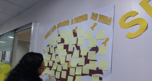 HPS 28 de Agosto instala mural para usuários e funcionários escrever mensagens de apoio à prevenção do suicídioA iniciativa visa destacar a importância do Setembro Amarelo, mês dedicado a conscientização e prevenção do suicídio. HPS 28 de Agosto instala mural para usuários e funcionários escrever mensagens de apoio à prevenção do suicídio