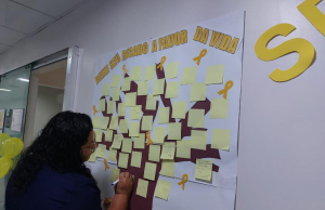 HPS 28 de Agosto instala mural para usuários e funcionários escrever mensagens de apoio à prevenção do suicídioA iniciativa visa destacar a importância do Setembro Amarelo, mês dedicado a conscientização e prevenção do suicídio. HPS 28 de Agosto instala mural para usuários e funcionários escrever mensagens de apoio à prevenção do suicídio