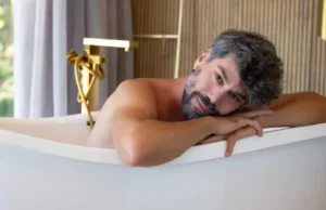 Idoso “bonitão” viraliza ao revelar idade: “Parece ter 30 anos”O idoso modelo das redes sociais está chamando atenção, especialmente após relevar sua idade e parecer ter a metade dela! Idoso “bonitão” viraliza ao revelar idade: “Parece ter 30 anos”