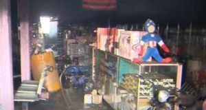 Loja de brinquedos pega fogo próximo a shopping na zona leste de ManausUm incêndio atingiu parcialmente uma loja de brinquedos, e deixou lojistas em pânico. Loja de brinquedos pega fogo próximo a shopping na zona leste de Manaus