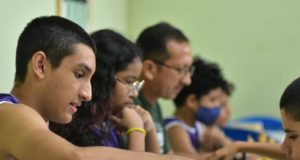 Na Vila Olímpica, aulas de xadrez contribuem para raciocínio lógico dos alunosJovens de 8 a 17 anos fazem parte do Projeto Campeões da Vila e participam de aulas gratuitas. Na Vila Olímpica, aulas de xadrez contribuem para raciocínio lógico dos alunos