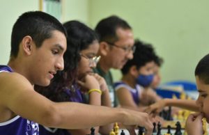 Na Vila Olímpica, aulas de xadrez contribuem para raciocínio lógico dos alunosJovens de 8 a 17 anos fazem parte do Projeto Campeões da Vila e participam de aulas gratuitas. Na Vila Olímpica, aulas de xadrez contribuem para raciocínio lógico dos alunos