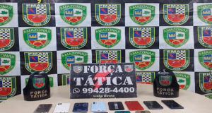 Na zona leste de Manaus, Polícia Militar prende dois homens por roubos a coletivos e rotasNa ação foram apreendidos 12 aparelhos celulares além de munições de calibre 38 que foram conduzidos com os presos para a delegacia. Na zona leste de Manaus, Polícia Militar prende dois homens por roubos a coletivos e rotas
