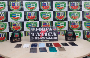 Na zona leste de Manaus, Polícia Militar prende dois homens por roubos a coletivos e rotasNa ação foram apreendidos 12 aparelhos celulares além de munições de calibre 38 que foram conduzidos com os presos para a delegacia. Na zona leste de Manaus, Polícia Militar prende dois homens por roubos a coletivos e rotas