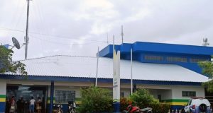 No interior do Amazonas, homem é preso em flagrante por agredir fisicamente e ameaçar de morte a enteadaO caso aconteceu em Manacapuru e a vítima é uma adolescente de 14 anos. No interior do Amazonas, homem é preso em flagrante por agredir fisicamente e ameaçar de morte a enteada