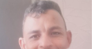 Polícia Civil divulga imagem de homem que desapareceu no bairro Compensa As informações podem ser repassadas pelos números (92) 3667-7713, da Deops, ou pelo 181, da SSP-AM. Polícia Civil divulga imagem de homem que desapareceu no bairro Compensa