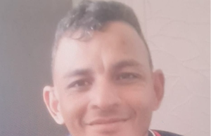 Polícia Civil divulga imagem de homem que desapareceu no bairro Compensa As informações podem ser repassadas pelos números (92) 3667-7713, da Deops, ou pelo 181, da SSP-AM. Polícia Civil divulga imagem de homem que desapareceu no bairro Compensa