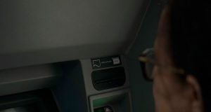 Polícia alerta para golpes aplicados contra idosos em agências bancáriasOs criminosos se aproveitam da movimentação em bancos para obter vantagens indevidas sob os idosos. Polícia alerta para golpes aplicados contra idosos em agências bancárias