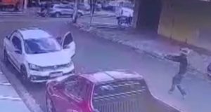Polícia prende homem que tentou matar empresário no bairro PlanaltoImagens capturadas por câmeras de segurança locais mostram a vítima entrando no carro quando o atirador a abordou. Polícia prende homem que tentou matar empresário no bairro Planalto