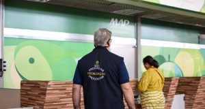 Procon-AM autua a empresa MAP Linhas AéreasAeronave com destino a Carauari estaria com pane elétrica e teve de retornar a Manaus, passageiros ficaram sem apoio e solução no aeroporto. Procon-AM autua a empresa MAP Linhas Aéreas