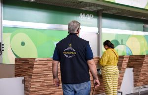 Procon-AM autua a empresa MAP Linhas AéreasAeronave com destino a Carauari estaria com pane elétrica e teve de retornar a Manaus, passageiros ficaram sem apoio e solução no aeroporto. Procon-AM autua a empresa MAP Linhas Aéreas