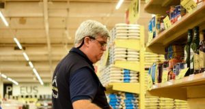 Procon-AM fiscaliza e notifica supermercado em ManausA equipe de fiscalização apreendeu e descartou um total de 25,782 kg de produtos impróprios ao consumo. Procon-AM fiscaliza e notifica supermercado em Manaus