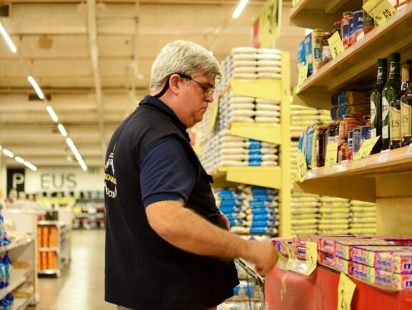 Procon-AM fiscaliza e notifica supermercado em Manaus