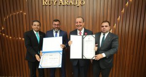 Senador Omar Aziz recebe título de cidadão do AmazonasAutoridades destacaram o legado de Omar pelo povo do Amazonas. Senador Omar Aziz recebe título de cidadão do Amazonas
