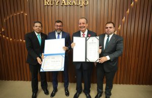 Senador Omar Aziz recebe título de cidadão do AmazonasAutoridades destacaram o legado de Omar pelo povo do Amazonas. Senador Omar Aziz recebe título de cidadão do Amazonas