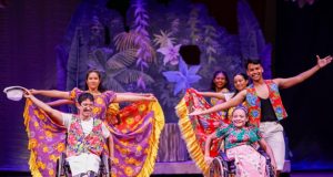 Teatro Amazonas promove a inclusão e celebrar as artes sem barreirasO cantor David Assayag participou do espetáculo, formado por elenco de Pessoas com Deficiência, alunos do Liceu e Orquestra de Violões do Amazonas. Teatro Amazonas promove a inclusão e celebrar as artes sem barreiras