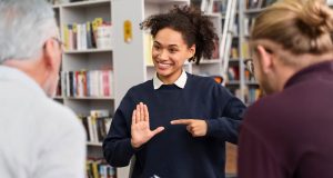 UEA abre inscrições para 200 vagas no curso de LibrasAs inscrições ocorrem no período de 20 a 22 de setembro, com 200 vagas oferecidas entre os módulos básico, intermediário e avançado. UEA abre inscrições para 200 vagas no curso de Libras