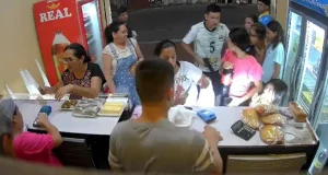 Vídeo: Bandido assalta padaria no Bairro São Raimundo O criminoso chega no local e aguarda o momento certo para começar o assalto. Vídeo: Bandido assalta padaria no Bairro São Raimundo