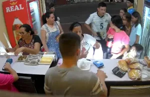 Vídeo: Bandido assalta padaria no Bairro São Raimundo O criminoso chega no local e aguarda o momento certo para começar o assalto. Vídeo: Bandido assalta padaria no Bairro São Raimundo