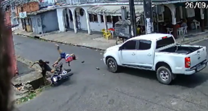 Vídeo: Criança cai em bueiro após moto onde estava colidir com carro Vídeo: Criança cai em bueiro após moto onde estava colidir com carro