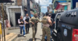 Vídeo: porteiro de hospital teve participação no sequestro de médico em ManausAlém do porteiro, outros três suspeitos foram presos pelo crime e mais quatro pessoas estão sendo procuradas Vídeo: Porteiro de hospital teve participação no sequestro de médico em Manaus